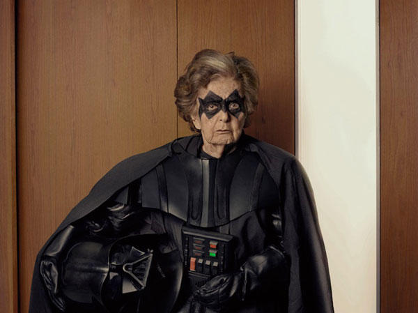 超人阿公回來了！這回向黑武士學黑暗原力