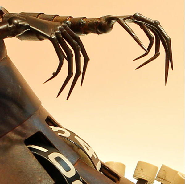 用鐵鎚搥出來的詭譎鋼鐵雕塑