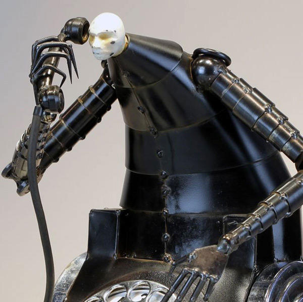 用鐵鎚搥出來的詭譎鋼鐵雕塑