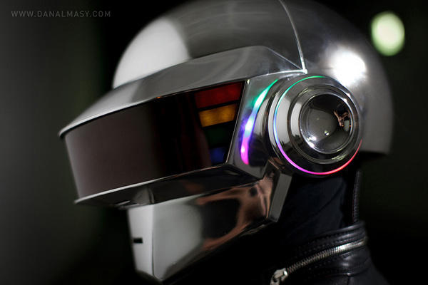 跑什麼趴都hold住！歷時四個月完成的Daft Punk頭盔