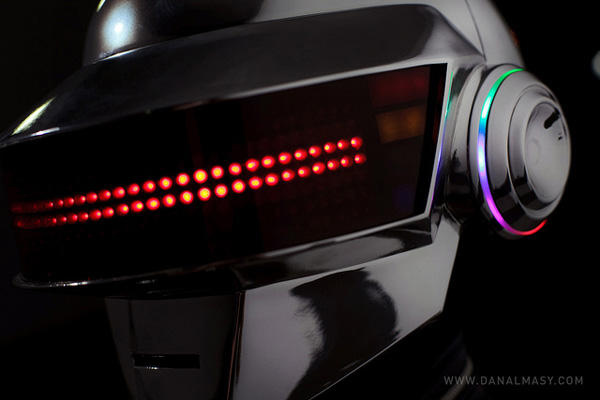 跑什麼趴都hold住！歷時四個月完成的Daft Punk頭盔