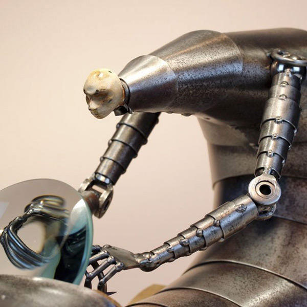 用鐵鎚搥出來的詭譎鋼鐵雕塑