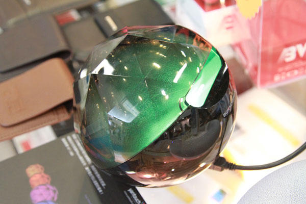 100年資訊月:魔幻水晶球Black Diamond 2 iPhone充電座