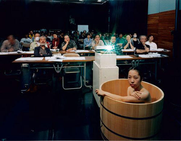 身為一位專業攝影師，隨身攜帶澡缸泡澡是很合理的！