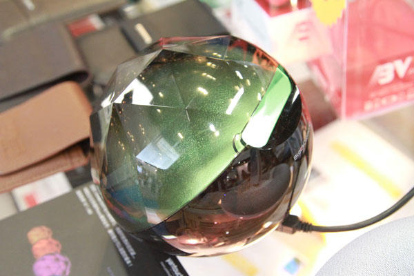 100年資訊月:魔幻水晶球Black Diamond 2 iPhone充電座