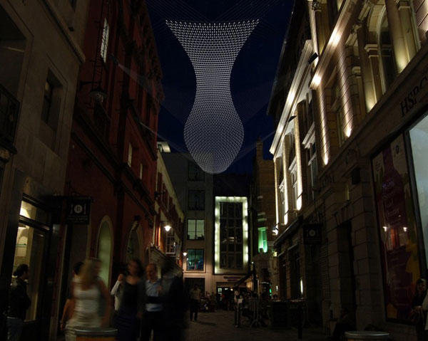 上千把叉子組成的飛天巨魚