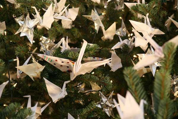 充滿愛與希望的千紙鶴聖誕樹
