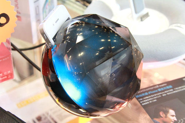 100年資訊月:魔幻水晶球Black Diamond 2 iPhone充電座