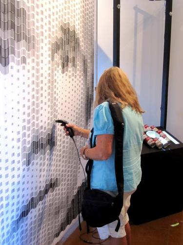 可以遠觀也可以近刷的條碼人像畫