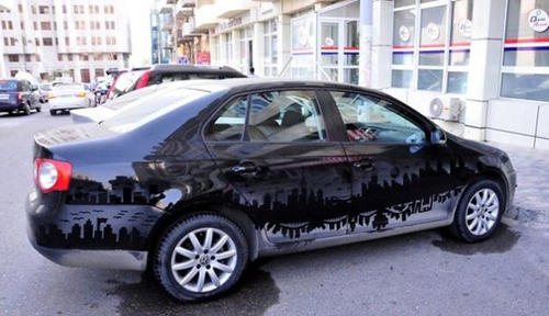 手指與塵埃的浪漫邂逅，街頭藝術的巧妙展現！