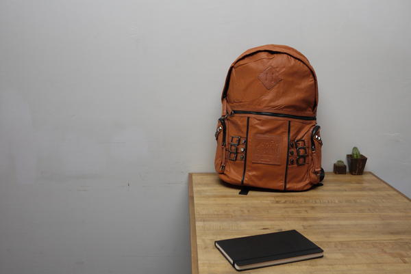 【開箱】揹起皮革質感的包包輕鬆走跳，MxM木村原宿仿皮雙肩包