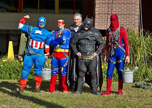 超級英雄現實現身！今天又會是誰出現在窗外呢♥♥♥