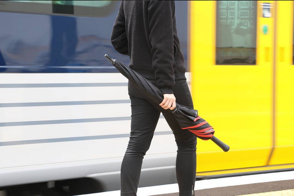 紫外線和雨珠通通走開！晴雨皆宜的 BLUNT 抗風美人傘