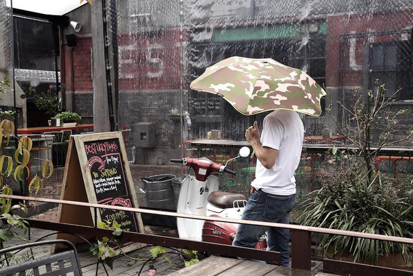 紫外線和雨珠通通走開！晴雨皆宜的 BLUNT 抗風美人傘