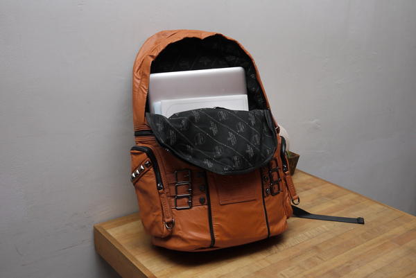 【開箱】揹起皮革質感的包包輕鬆走跳，MxM木村原宿仿皮雙肩包