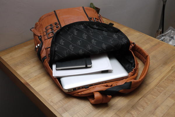 【開箱】揹起皮革質感的包包輕鬆走跳，MxM木村原宿仿皮雙肩包