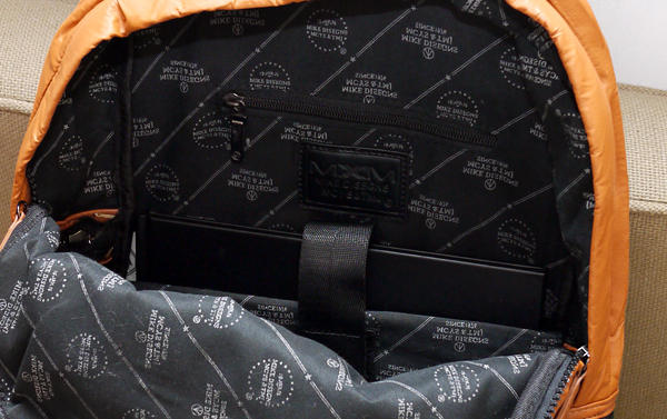 【開箱】揹起皮革質感的包包輕鬆走跳，MxM木村原宿仿皮雙肩包