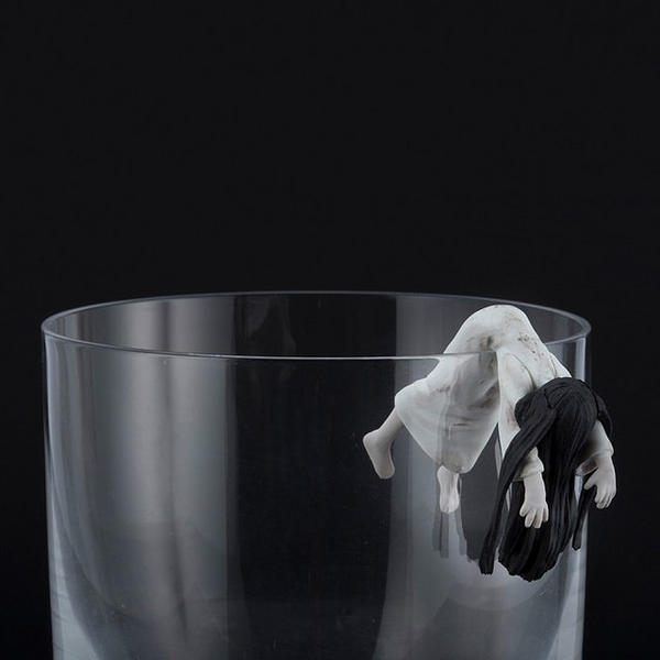 這次不裝可愛，貞子+伽椰子爬上杯緣要你多‧喝‧水