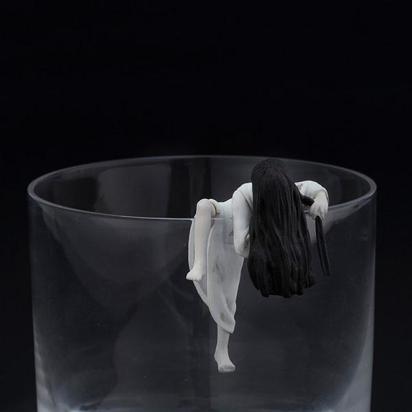 這次不裝可愛，貞子+伽椰子爬上杯緣要你多‧喝‧水