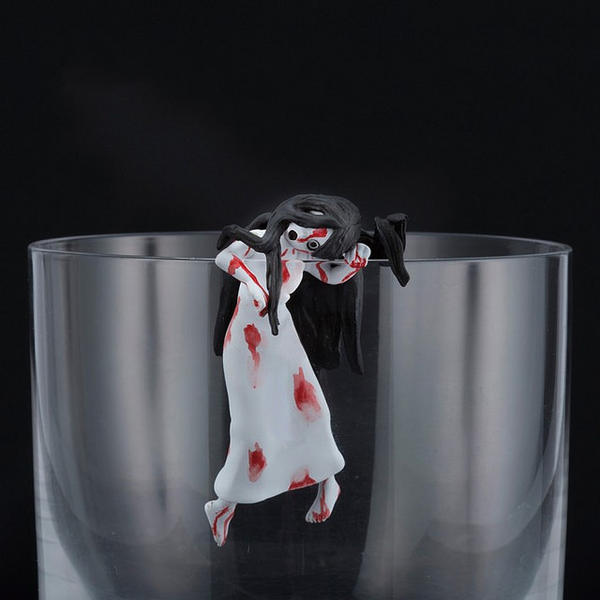 這次不裝可愛，貞子+伽椰子爬上杯緣要你多‧喝‧水