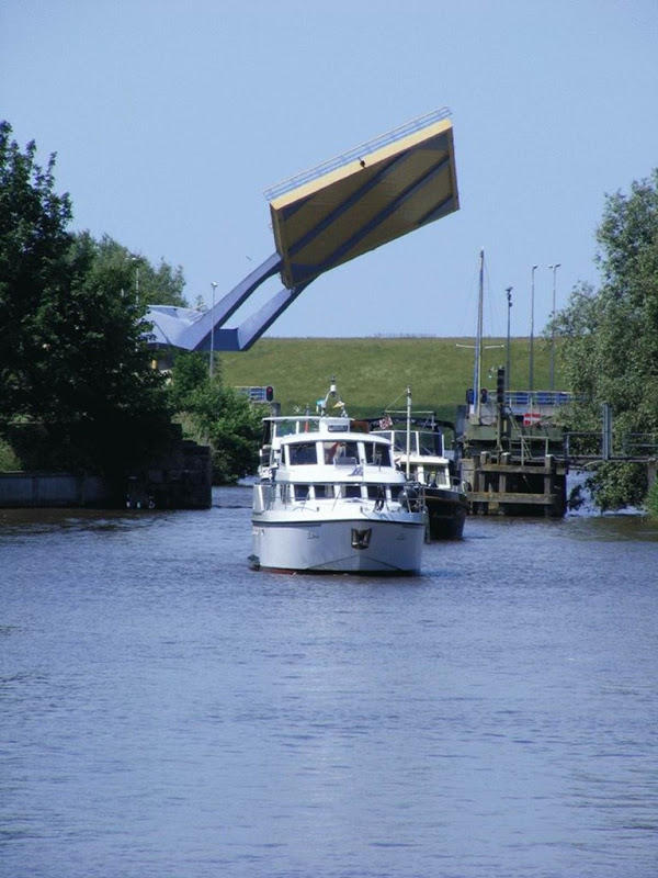像大型遊戲設施的荷蘭機械臂吊橋