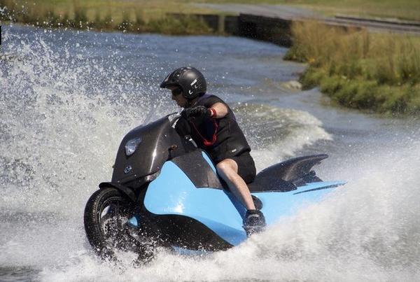BISKI水陸兩用摩托車，從地平面沿伸到海平線的無限想像