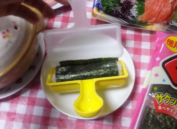 手搖式海苔捲製作器，隨手晃晃就做好壽司捲了！