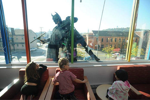 超級英雄現實現身！今天又會是誰出現在窗外呢♥♥♥