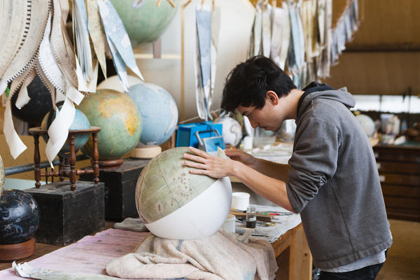 不輸給老師傅的執著度，自製手工地球儀Globemakers