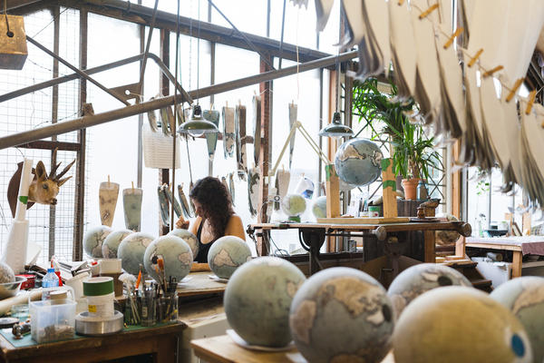不輸給老師傅的執著度，自製手工地球儀Globemakers