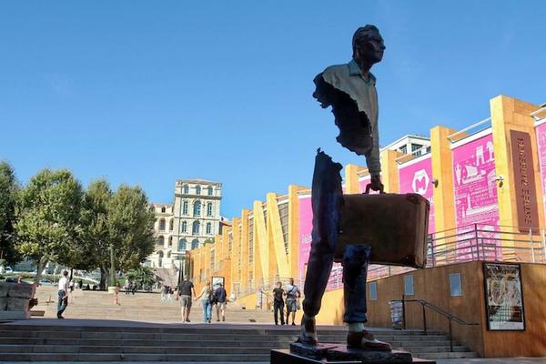 我的寂寞是頭野獸，缺一角旅人雕塑