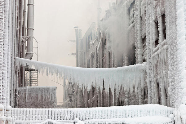冰火共舞!火災現場後的驚人美景
