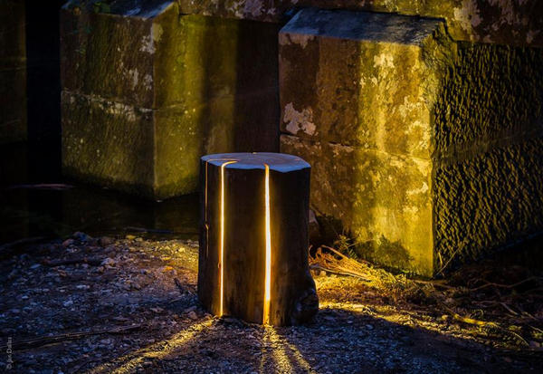 林木間的和煦暖光,段木打造的座燈 Cracked log Lamps