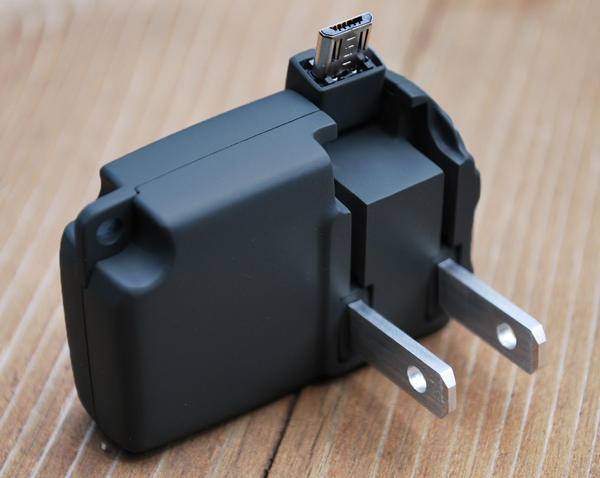 忘了那條 USB 線吧！只有鑰匙圈大小的充電插頭