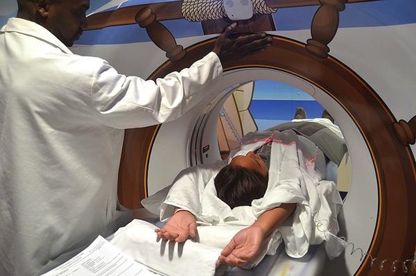 讓病童不怕身體檢查，卡通海盜船風格的斷層掃描室