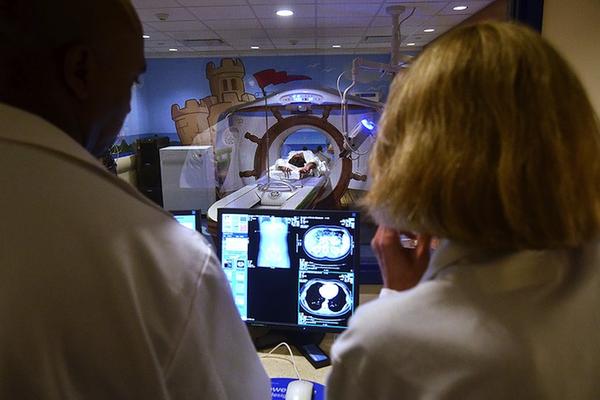 讓病童不怕身體檢查，卡通海盜船風格的斷層掃描室