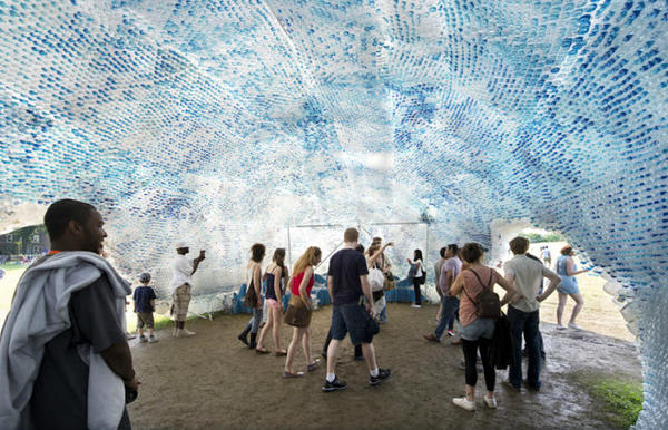 塑膠雲朵帶來的清爽空間，Figment Festival 的寶特瓶涼亭 