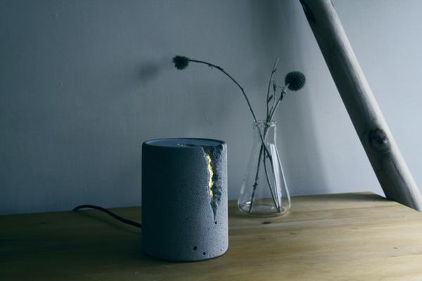 Damp 手作水泥燈，在床邊桌上點起一盞大自然的光蘊