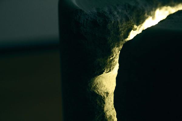 Damp 手作水泥燈，在床邊桌上點起一盞大自然的光蘊