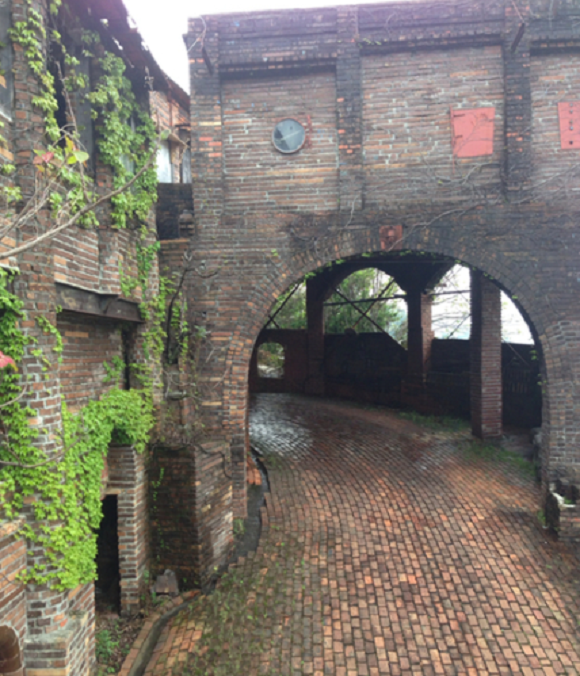 傍晚後可能就不敢進去的古堡式咖啡店