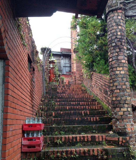 傍晚後可能就不敢進去的古堡式咖啡店