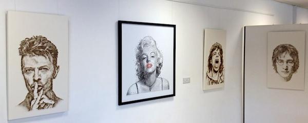 用上千隻鐵釘敲打而成的肖像畫