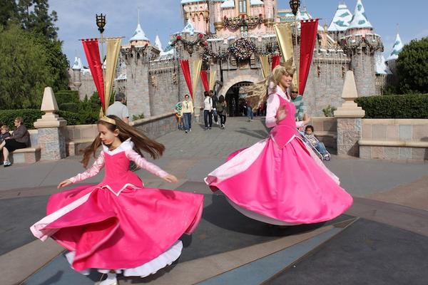 媽媽的愛心縫紉讓女兒化身為迪士尼小公主