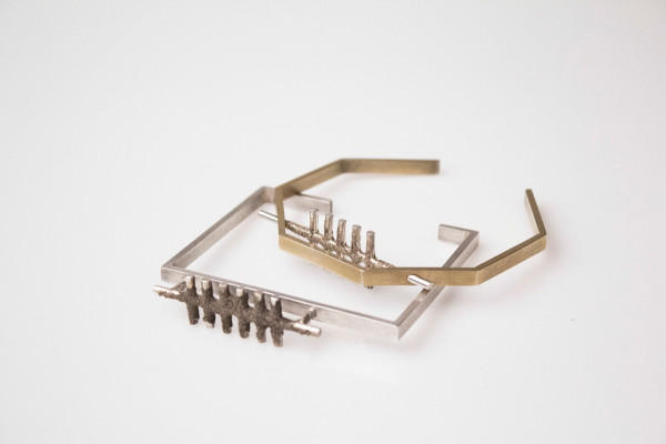 沾惹塵土的美麗飾品，是高貴或者降低品質？