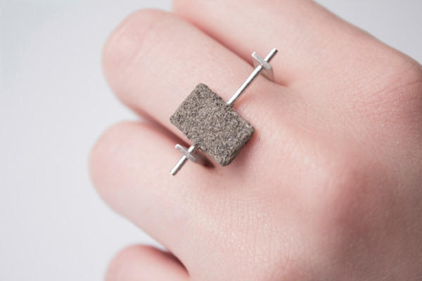 沾惹塵土的美麗飾品，是高貴或者降低品質？