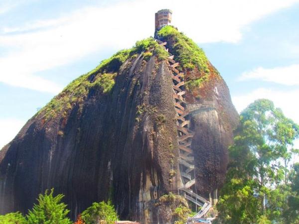 綁鞋帶的石頭？哥倫比亞的奇妙景點 El Penon de Guatape