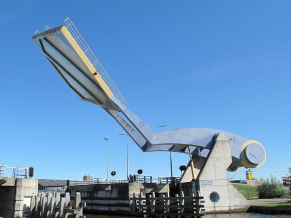 像大型遊戲設施的荷蘭機械臂吊橋