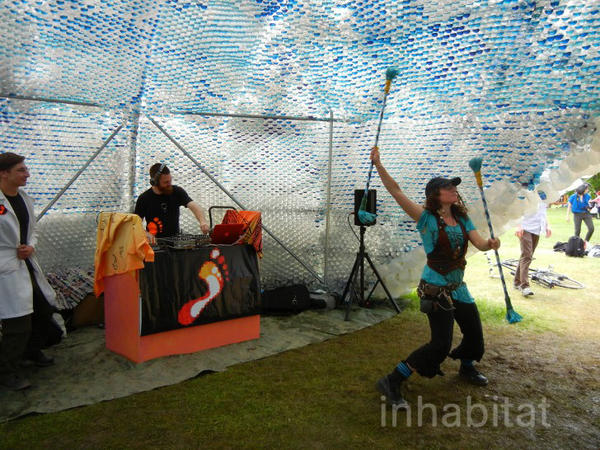 塑膠雲朵帶來的清爽空間，Figment Festival 的寶特瓶涼亭 