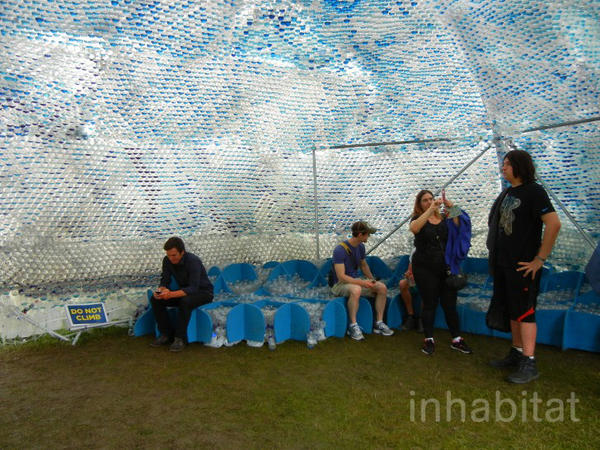 塑膠雲朵帶來的清爽空間，Figment Festival 的寶特瓶涼亭 