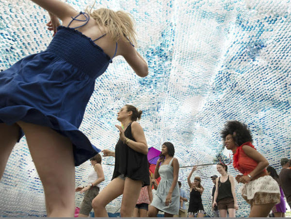 塑膠雲朵帶來的清爽空間，Figment Festival 的寶特瓶涼亭 